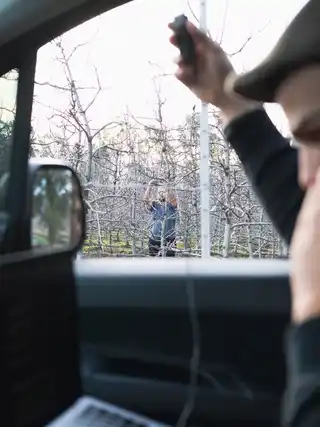 El equipo trabajando en un monte frutal